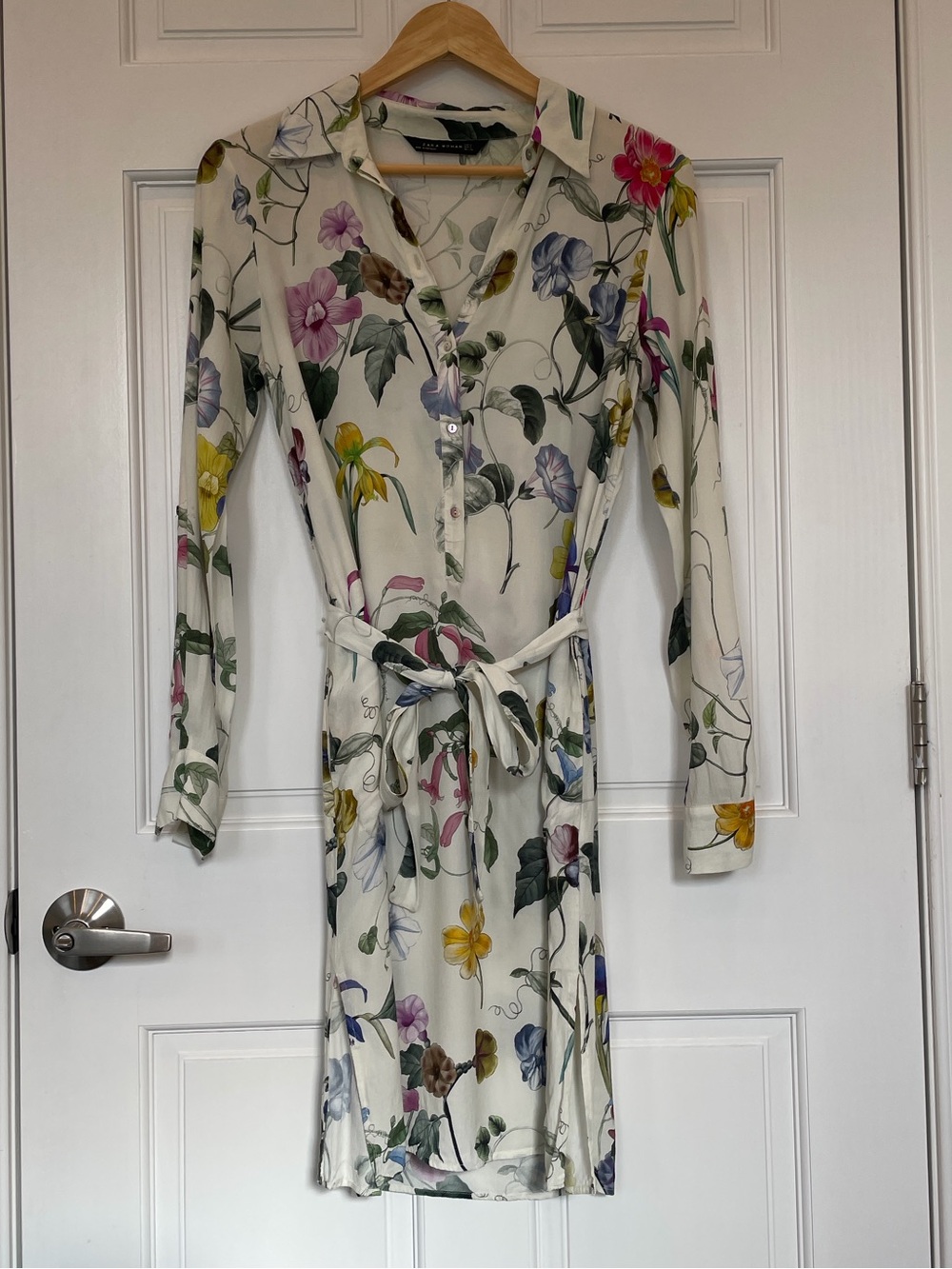 Zara floral shirts dress with tie waist
Sz Small